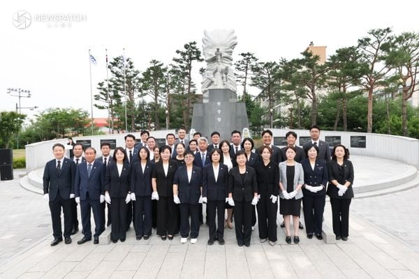 ▲ 제10대화성특례시의회_현충탑참배 / 사진=화성특례시의회