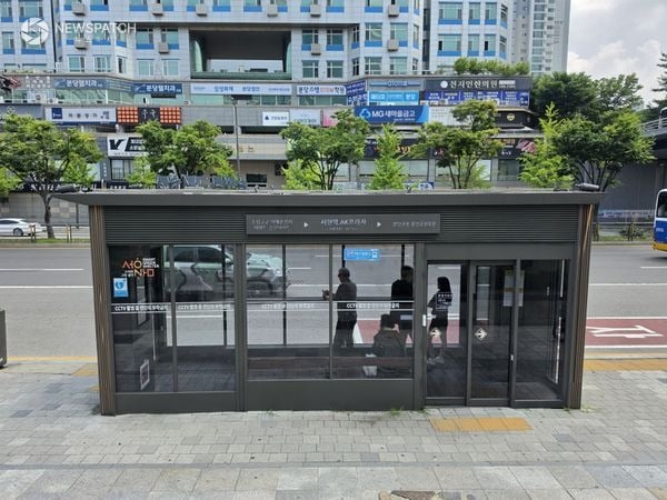 ▲ 서현역 앞에 설치된 성남시 스마트 버스쉘터 / 사진=성남시