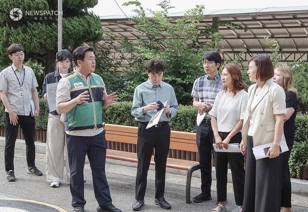 ▲ 민선9기 취임 후 첫 현장 통학로 안전 점검 나선 임병택 시장 / 사진=시흥시