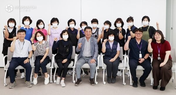 ▲ 유재광 부의장, 청사 환경관리원 간담회 / 사진=수원특례시의회