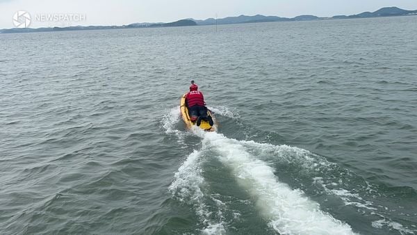 ▲ 평택해경 구조대 갯벌로 이동