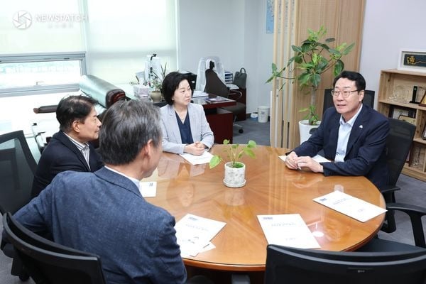 ▲ 5-3. 정명근 화성특례시장, 송옥주 국회의원, 우희종 한국마사회 회장을 비롯한 한국마사회 관계자와 서울경마공원 화성 이전과 관련하여 협력 방안을 논의하고 있다.(2)