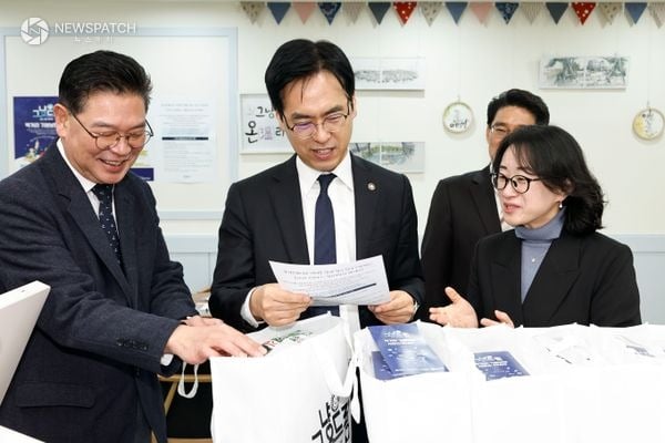 ▲ 김민재 행정안전부 차관이 지난 3월 화성특례시 ‘그냥드림 온(溫) 라운지’ 를 방문 / 사진=