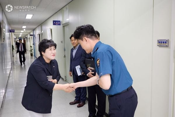▲ 장정순 의장이 용인동부경찰서 관계자와 인사를 나누고 있다. / 사진=용인특례시의회
