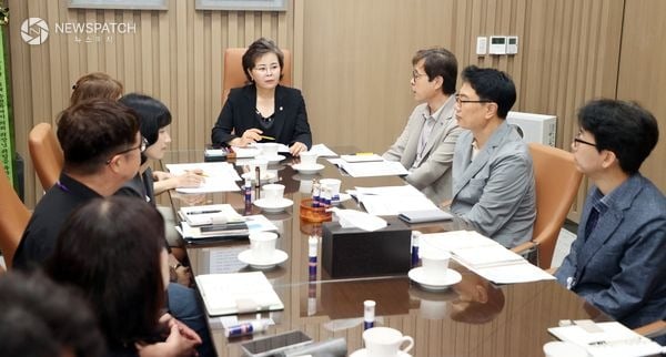 ▲ 김미경 수원특례시의회 의장이 9일 의회사무국 주요업무 보고 및 티타임
