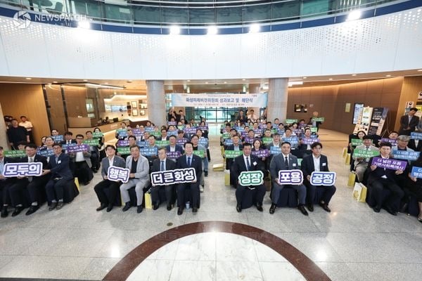 ▲ 정명근 시장이 화성미래비전위원회 성과보고 및 해단식 참석자들 / 사진=화성특례시