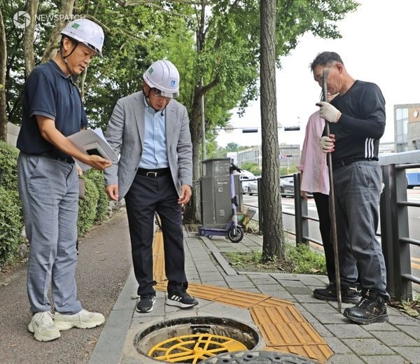 ▲ 집중호우 대비 맨홀 추락방지시설 점검 / 사진=수원시 팔달구