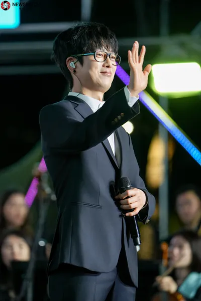[NP포토]가수 하현우 , 폭발적인 가창력 소유자의 여유 있는 손인사~  (2025천안K-컬처박람회)