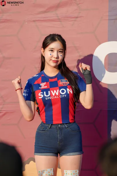 [NP포토]김현영 치어리더, 댄스 공연과 팬 서비스로 관중 호응 이끌어