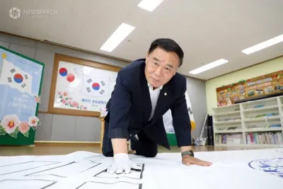 수원특례시의회 이재식 의장,  광복 80주년 기념 태극기 손도장 찍기 행사 참석