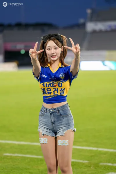 이서연 치어리더, 충남아산FC 홈경기서 팬들과 만나