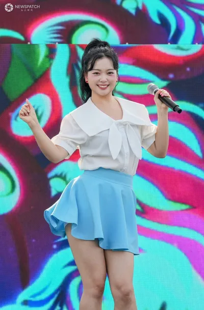 요요미, 큐티와 무대 매너로 관객 사로잡아 ~ (2025 케이팝 뮤직 페스티벌)