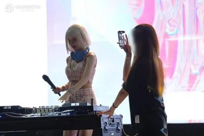 [단독] DJ소다, 공연 중 무대 매니저 난입 촬영 논란. . . 관객 항의에도 촬영 계속이어져
