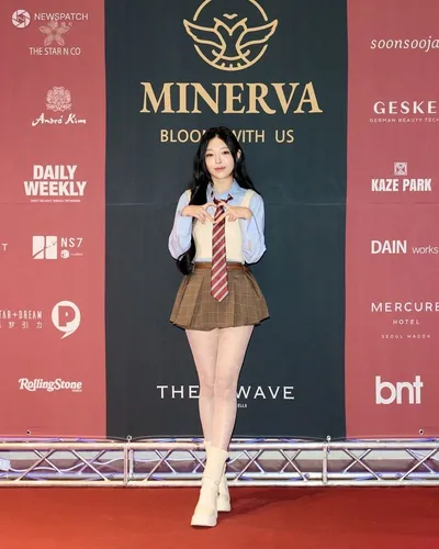 가수 헤니, '2025 미네르바 자선바자회' 포토월 참여