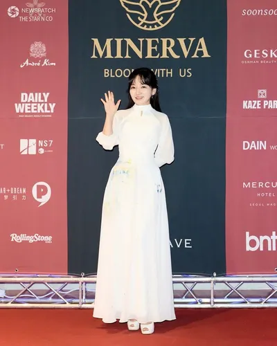 윤송아 작가, '2025 미네르바 자선바자회' 페인팅 퍼포먼스 선보여