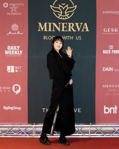 가수 슬비, '2025 미네르바 자선바자회' 포토월 참여