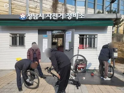 성남시, 야탑동 탄천 공터에서 자전거 정비소 운영