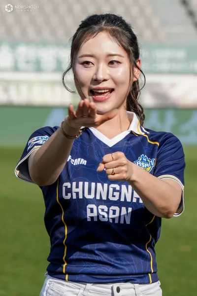 우혜원 치어리더, ' 아산FC 응원가 수어로 함께 즐겨요' ~