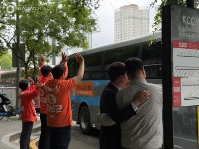 [6.3지선]개혁신당 이준석 대표, 전성균 화성시장 후보 및 시•도의원 후보…강남역 광역버스 정류장서 새벽인사