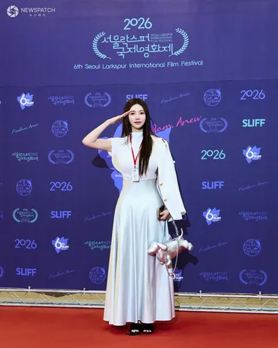 감동란 유튜버, '멋진 거수경례 포즈' (2026 서울락스퍼국제영화제)