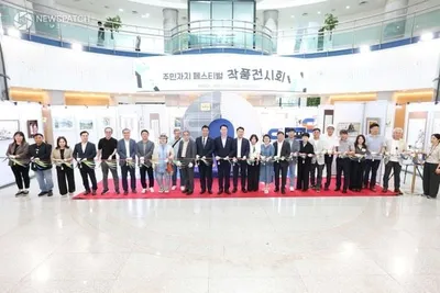 화성특례시의회, 주민자치 페스티벌 작품전시회 참석