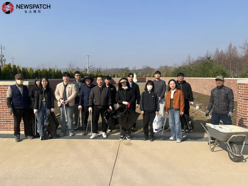 ▲신정호정원 환경정비에 나선 정원조성과 직원들
