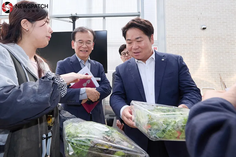 ▲ 오세현 아산시장, 농업기술센터 격려 방문 / 사진=아산시