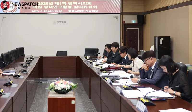▲의원 정책연구 활동 심의하는 심의위원들