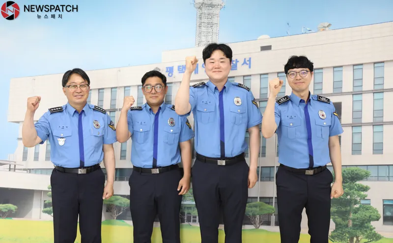 ▲신임경찰관 3명과 우채명 서장이 기념촬영