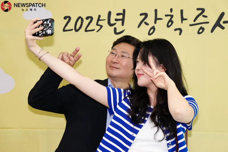 ▲이상일 용인특례시장이 14일 열린 용인시장학재단 장학증서 수여식에서 장학생으로 선발된 학생과 사진촬영을 하고 있다.