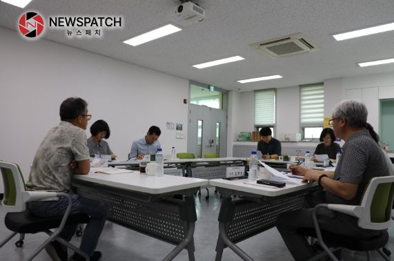 수원시자원봉사센터 20주년 기념 백서편찬추진위원회는 지난 18일 제1차 회의를 열고 ‘읽히는 백서’를 만드는 것으로 의견을 모았다. 수원시자원봉사센터 20주년 기념 백서편찬추진위원회는 지난 18일 제1차 회의를 열고 ‘읽히는 백서’를 만드는 것으로 의견을 모았다.