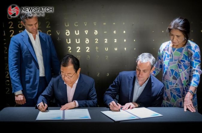 서명하는 이현재 하남시장, 스피어社 총괄 부사장 폴 웨스트베리, 뒤에는 스피어社 부회장 데이비드 스턴, 도영심 특별고문. 서명하는 이현재 하남시장, 스피어社 총괄 부사장 폴 웨스트베리, 뒤에는 스피어社 부회장 데이비드 스턴, 도영심 특별고문.