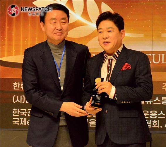 성인가요부문 대상 박상철과 박창식 대회장 성인가요부문 대상 박상철과 박창식 대회장