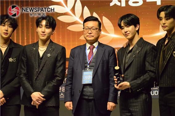 K-POP 부문 대상 ”팀 24시“와 전병길 한국인터넷신문방송기자협회 회장 K-POP 부문 대상 ”팀 24시“와 전병길 한국인터넷신문방송기자협회 회장