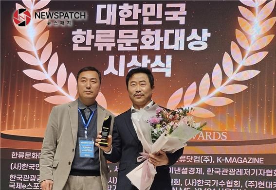 연기자부문 최우상 배우 이문식과 이효진 조직위원장 연기자부문 최우상 배우 이문식과 이효진 조직위원장