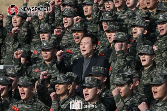 2월 10일 윤석열 대통령은 설을 맞아 해병 청룡부대(2사단)를 찾아 장병들을 격려했다. 2월 10일 윤석열 대통령은 설을 맞아 해병 청룡부대(2사단)를 찾아 장병들을 격려했다.