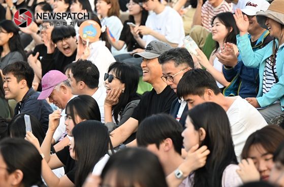 오세훈 서울시장이 25일(토) 18시 여의도한강공원에서 열린 ‘2024 한강대학가요제’를 찾아 시민들과 함께 경연을 관람하고 있다. 오세훈 서울시장이 25일(토) 18시 여의도한강공원에서 열린 ‘2024 한강대학가요제’를 찾아 시민들과 함께 경연을 관람하고 있다.