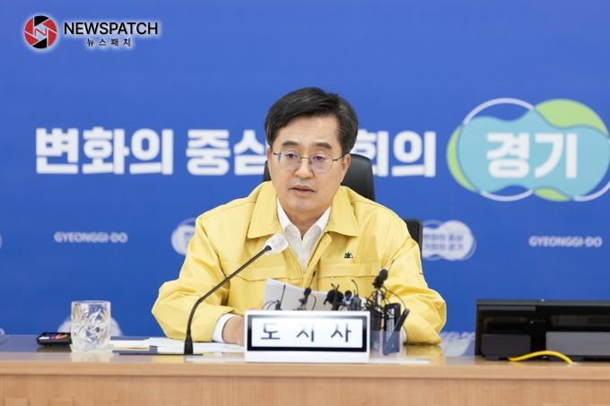 11일 오후 경기도청 재난안전상황실에서 김동연 경기도지사, 접경지역 시군 부단체장(파주, 김포, 포천, 연천) 및 군·경·소방 관계자 등이 참석한 가운데 현 위기상황 관련 긴급 대책회의가 열리고 있다. 11일 오후 경기도청 재난안전상황실에서 김동연 경기도지사, 접경지역 시군 부단체장(파주, 김포, 포천, 연천) 및 군·경·소방 관계자 등이 참석한 가운데 현 위기상황 관련 긴급 대책회의가 열리고 있다.
