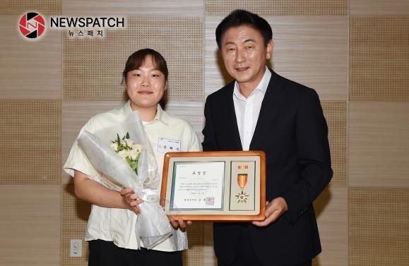 김동근 시장이 9월 2일 ‘2024년 올해의 청년상 시상식’에서 수상자 청년과 함께 기념사진을 찍고 있다. 김동근 시장이 9월 2일 ‘2024년 올해의 청년상 시상식’에서 수상자 청년과 함께 기념사진을 찍고 있다.