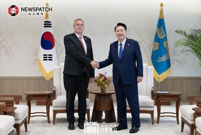 9월 4일 윤석열 대통령은 용산 대통령실에서 한국을 방문한 「토마쉬 포야르(Tomáš Pojar)」 체코 국가안보보좌관을 접견하고, 한-체코 관계 강화 방안에 대해 의견을 교환했다. 9월 4일 윤석열 대통령은 용산 대통령실에서 한국을 방문한 「토마쉬 포야르(Tomáš Pojar)」 체코 국가안보보좌관을 접견하고, 한-체코 관계 강화 방안에 대해 의견을 교환했다.