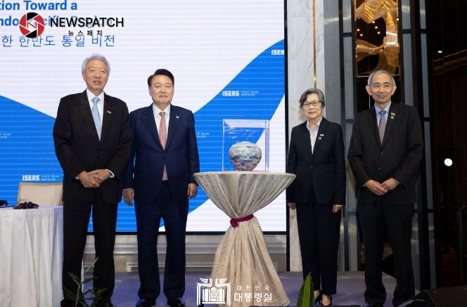 10월 9일 싱가포르를 국빈 방문 중인 윤석열 대통령은 동남아연구소(ISEAS: Institute of Southeast Asian Studies)가 주관하는 〈싱가포르 렉처〉에 참석해 〈자유, 평화, 번영의 인도-태평양을 위한 한반도 통일 비전〉이라는 주제로 연설을 했다. 10월 9일 싱가포르를 국빈 방문 중인 윤석열 대통령은 동남아연구소(ISEAS: Institute of Southeast Asian Studies)가 주관하는 〈싱가포르 렉처〉에 참석해 〈자유, 평화, 번영의 인도-태평양을 위한 한반도 통일 비전〉이라는 주제로 연설을 했다.
