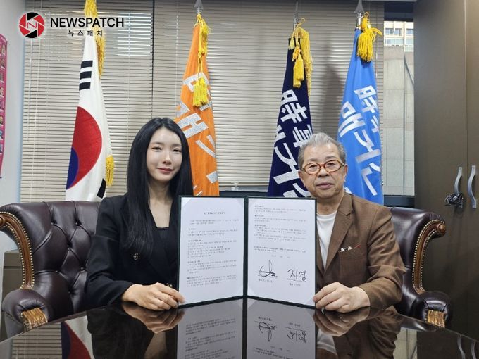월리테라피 이지영 대표(좌)와 시사매거진 김길수 발행인이 업무협약을 체결하고 기념촬영을 하고 있다. (사진제공 시사매거진)
