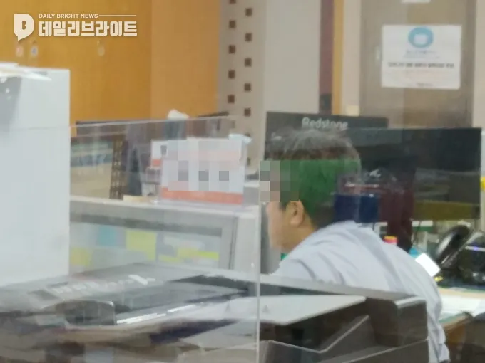 가평읍행복센터 노마스크로 근무중이다 민원인과 칸막이 사이로 전염구역과 안전구역으로 구분되는 뜻하다 가평읍행복센터 노마스크로 근무중이다 민원인과 칸막이 사이로 전염구역과 안전구역으로 구분되는 뜻하다