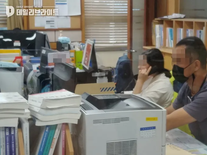 가평행복센터 전화 통화중인 근무 공무원 노마스크 상태 가평행복센터 전화 통화중인 근무 공무원 노마스크 상태