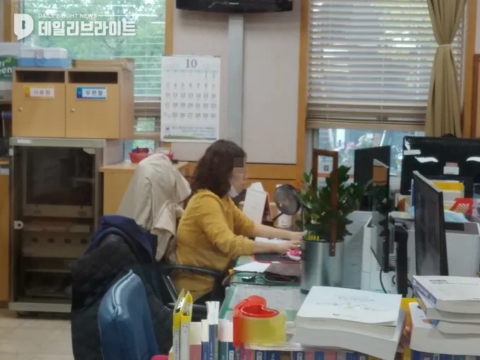 가평읍행복센터 턱스크로 근무중인 총무과 공무원 가평읍행복센터 턱스크로 근무중인 총무과 공무원