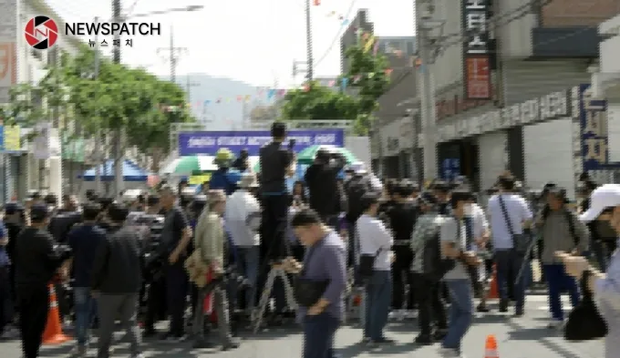 레이싱모델 포토타임 많은 인원의 '직캠러'의 일반관광은 참여가 불가하다 [사진=ⓒ뉴스패치]