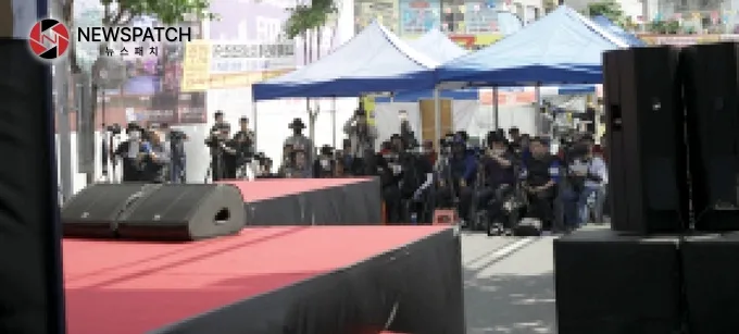 축하공연 객석을 앞자리부터 전부 차지한 '직캠러' 일반 관광객들 자리가 없다  [사진=ⓒ뉴스패치]