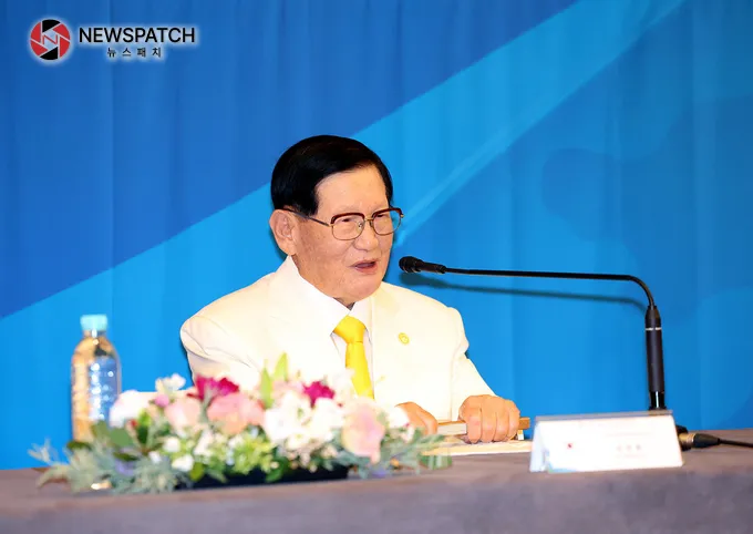 18일 오전 인천 그랜드하얏트 호텔에서 HWPL 9·18 평화 만국회의 9주년 기념식이 개최된 가운데, 이만희 대표가 발언하고 있다. 18일 오전 인천 그랜드하얏트 호텔에서 HWPL 9·18 평화 만국회의 9주년 기념식이 개최된 가운데, 이만희 대표가 발언하고 있다.