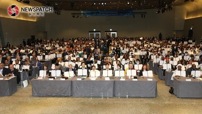 콘퍼런스 참석자 다짐서, HWPL 9·18 평화 만국회의 9주년 기념식이 열린 가운데, 18일 오후 열린 '2023 평화 지도자 콘퍼런스'에서 참석자들이 직접 서명한 '세계평화를 위한 다짐서'를 들어 보이고 있다. 콘퍼런스 참석자 다짐서, HWPL 9·18 평화 만국회의 9주년 기념식이 열린 가운데, 18일 오후 열린 '2023 평화 지도자 콘퍼런스'에서 참석자들이 직접 서명한 '세계평화를 위한 다짐서'를 들어 보이고 있다.