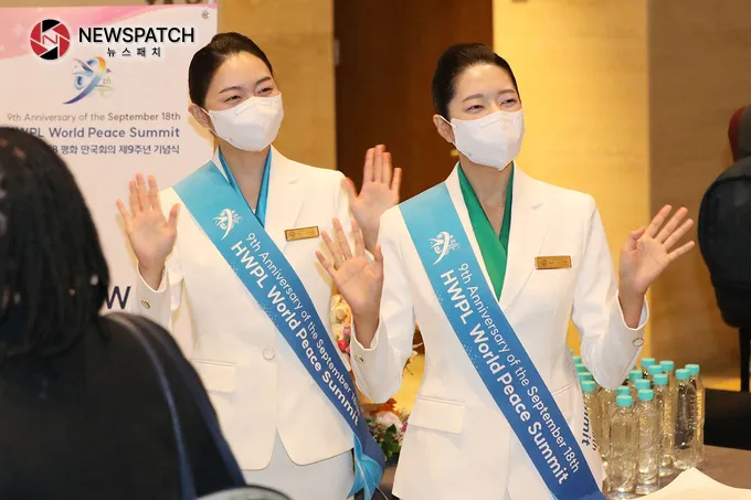 20일 오전 그랜드하얏트 인천에서 HWPL 안내 의전 봉사자들이 인사에게 손인사를 하고 있다.